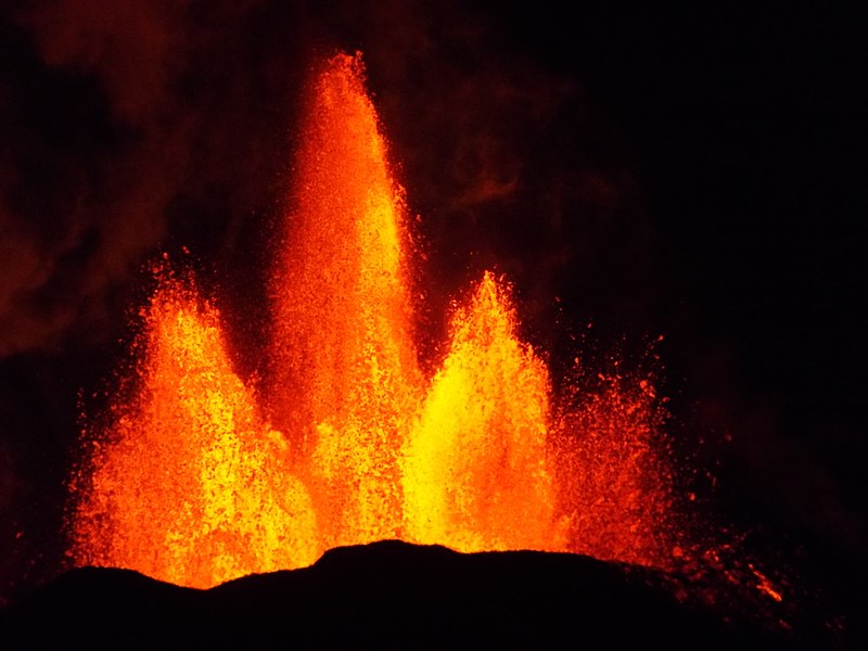 800px-Fissure_eruption_in_Holurhraun_Iceland_13._September_2014